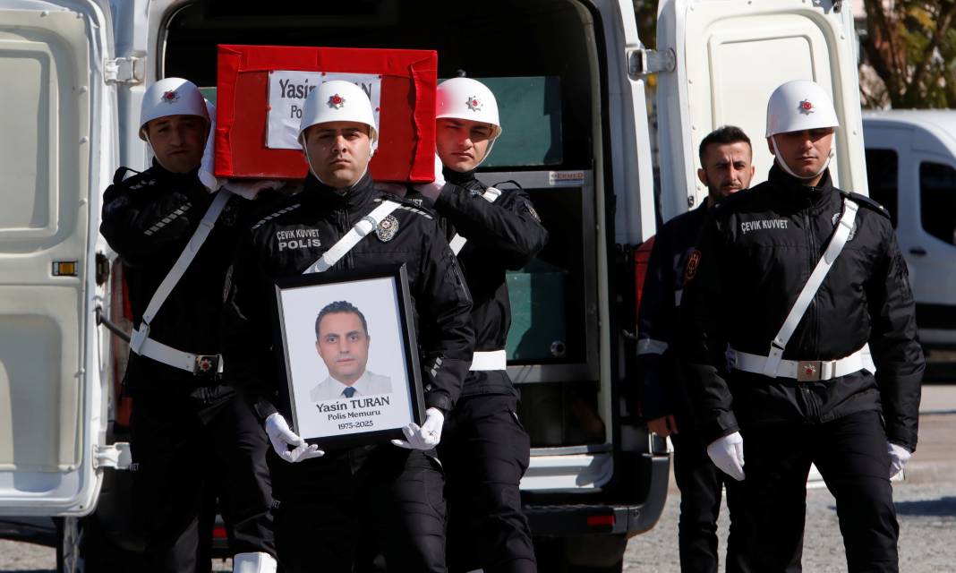 Polis babaya veda: Kızları "Götürmeyin babamı" diye feryat etti 4